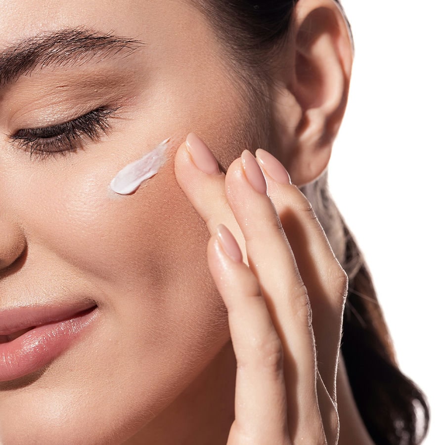 Beauty sleep ? Twoja nocna rutyna piękna. Najlepsze kremy nawilżające i przeciwzmarszczkowe na noc